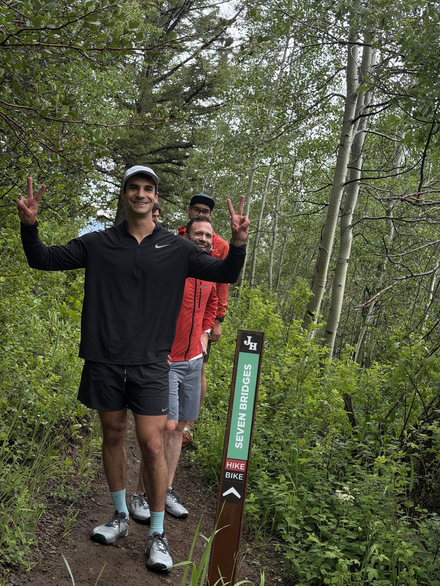 Rendezvous Run Club group at the Seven Bridges trailhead